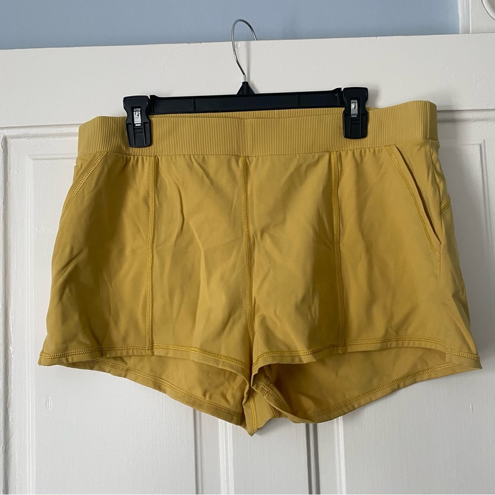 FREE PEOPLE ✨ Movement stretch yellow shorts with pockets!